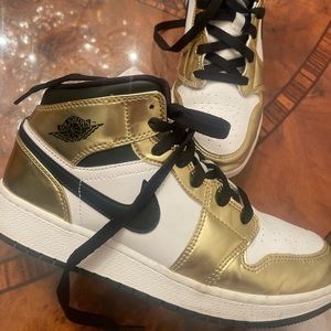 Nike Air Jordan 1 Mid SE gold metallic